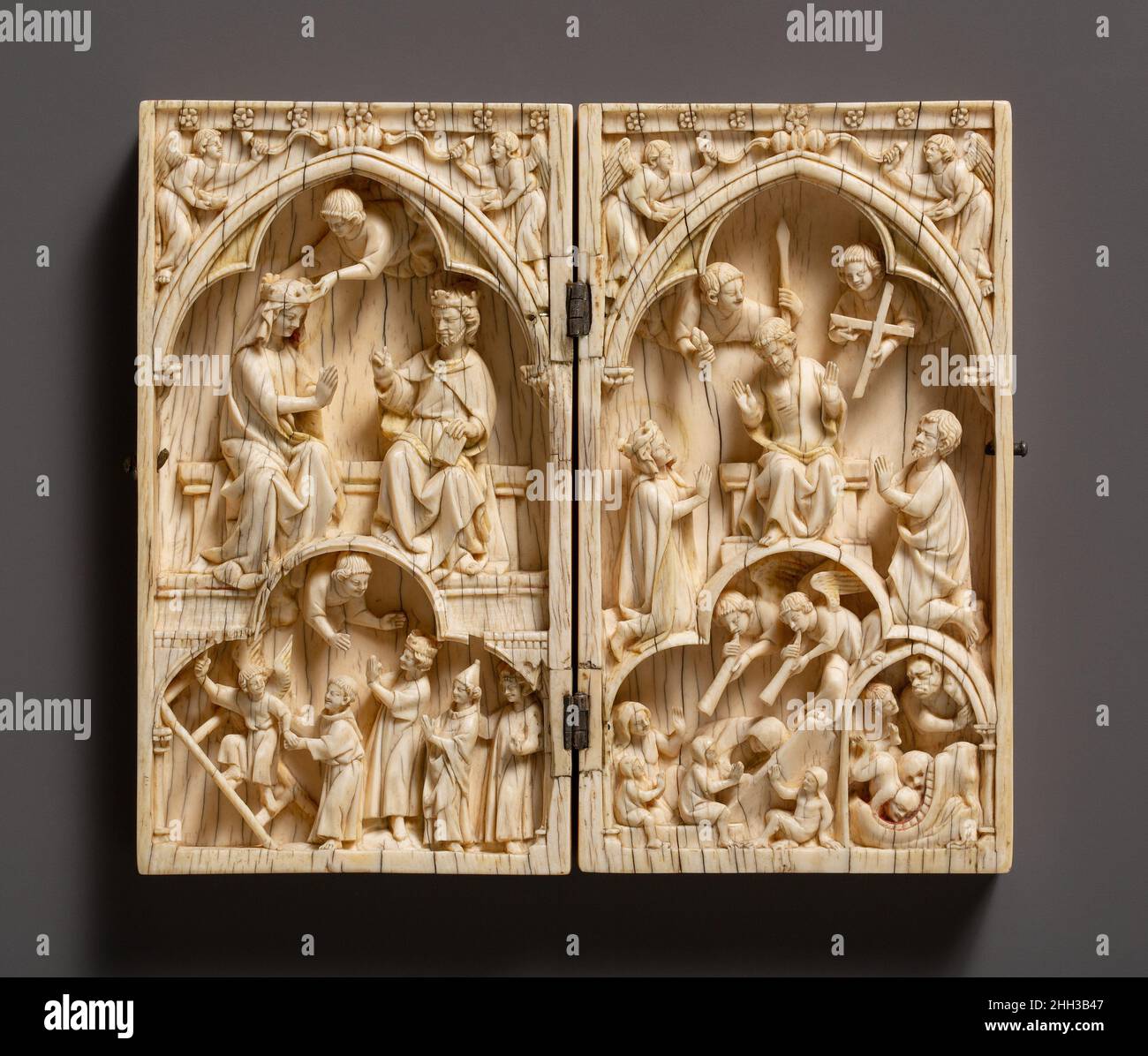 Diptychon mit der Krönung der Jungfrau und dem Jüngsten Gericht ca. 1260–70 Französisch Dieses palmengroße Elfenbeindiptychon, das für die private Kontemplation und Hingabe seines Besitzers bestimmt ist, illustriert sowohl den Lohn des Heils als auch die Folgen der Verdammnis. Der linke Flügel stellt die Krönung der Jungfrau dar. Unten wird ein Gefolge der geretteten Seelen, darunter ein Bettelmönch, ein König, ein Papst und möglicherweise ein Diakon, von einem Engel, der den Weg weist, eine Leiter zum himmlischen Paradies hinaufgeführt. Im rechten Flügel Christus, begleitet von Engeln mit Instrumenten der Passion, zeigt die w Stockfoto