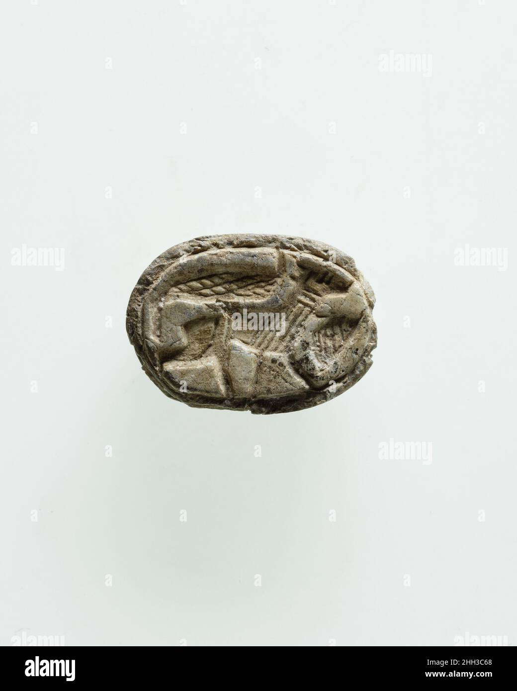 Skarabäus mit Antilope und Uraei ca. 1640–1500 v. Chr. (späte mittlere Bronzezeit IIB-IIC) zweite mittlere Periode kanaanäische Skarabäen der späten mittleren Bronzezeit (ca. 1640–1500 v. Chr.) zeigen häufig Szenen mit einem wilden Tier wie einem Löwen, Steinböcken, Antilopen oder Krokodil oder in geringerem Maße mit einem Esel oder Nilpferd, nur wenige Beispiele zeigen Stiere. Bis auf den Esel und Stier leben diese Tiere in freier Wildbahn und wurden sowohl gefürchtet als auch respektiert. Während dieser Zeit schmückten kanaanäische Robbenschnitzer das Innere der Tiere mit parallelen Linien oder kurzen Strichen, um ihr Fell darzustellen. Es war su Stockfoto