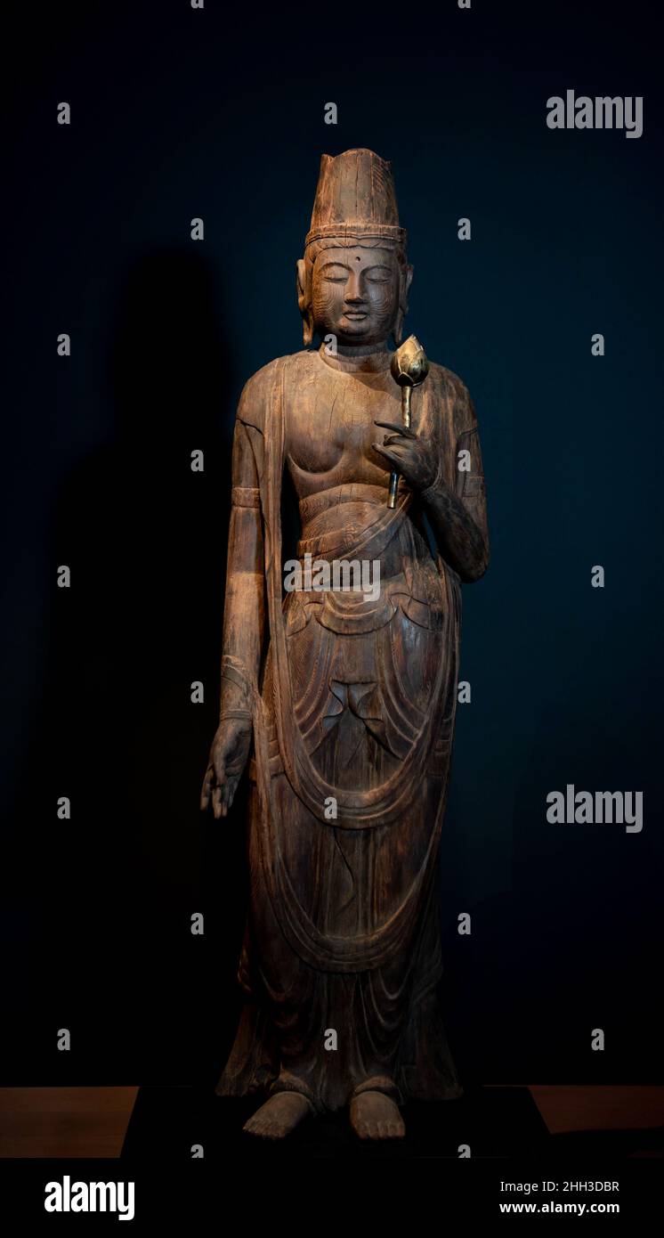 Der Bodhisattva Kannon (Avalokiteshvara) Japan Kannon aus der Mitte des 11th. Jahrhunderts ist ein mitfühlender Bodhisattva und eine der beliebtesten und am häufigsten dargestellten Gottheiten im japanischen Buddhismus. Hier trägt er fließende Roben und ist mit Schärpen drapiert. Ursprünglich wäre seine Oberfläche mit Lackschichten, Pigmenten und höchstwahrscheinlich Blattgold verziert worden, obwohl heute der Kern des Zypressenholzes vollständig enthüllt wird. Die Skulptur stellt einen technischen und stilistischen Übergang dar. Seine weiten Proportionen gehen auf die Skulptur der 900s zurück, während die Haltung und der Drapierung der Figur vom Künstler angegangen werden Stockfoto