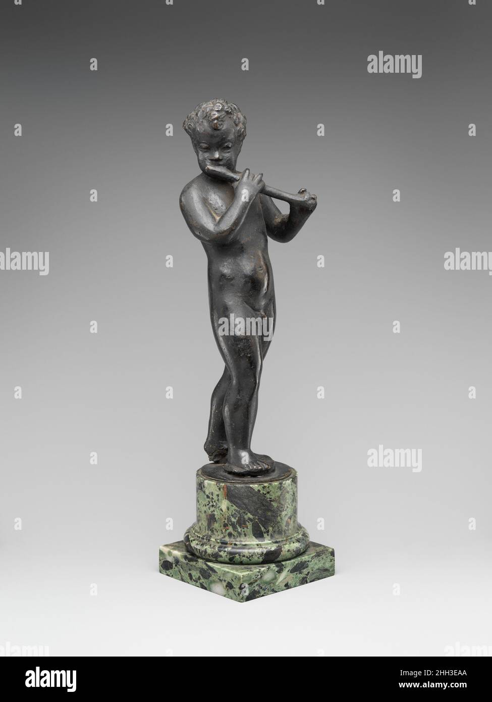 Putto mit Flöte 16th Jahrhundert Niccolò Roccatagliata Italienisch. Putto mit Flöte. Niccolò Roccatagliata (Italiener, geboren in Genua, tätig 1593–1636). Italienisch, Venedig. 16th Jahrhundert. Sockel aus Bronze, dunkelgrünem Marmor. Skulptur-Bronze Stockfoto