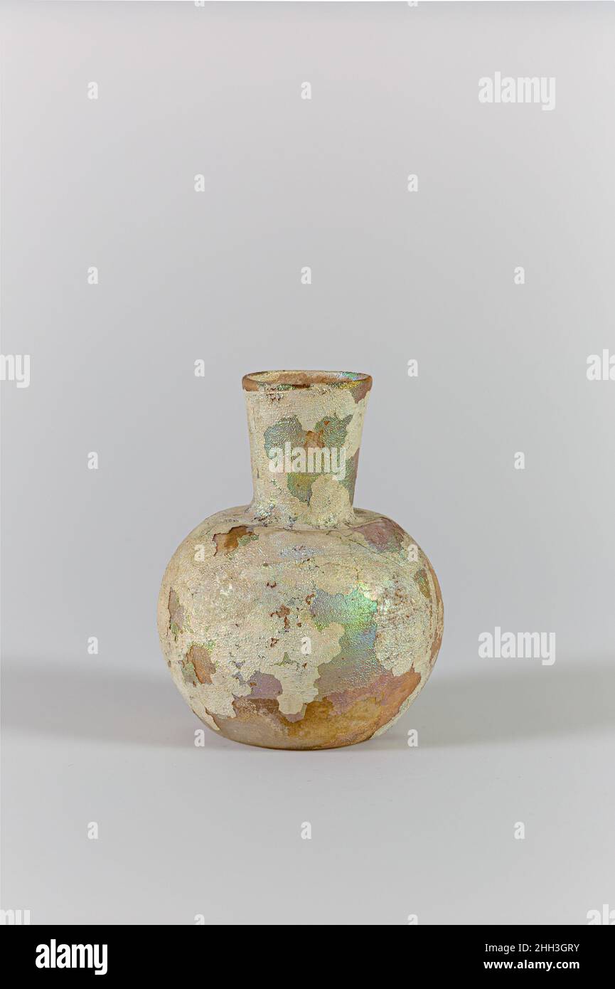 Glaskolben ca. 3rd. Jahrhundert n. Chr. römisch farblos. Einfacher, vertikaler Rand; trichterförmiger Hals; eingeschobene Schulter; Hocke, Kugelkörper; großer tritt im Boden, mit Pontil-Narbe.intakt; viele Nadelstich-Blasen und Blasen-Streifen; tiefes Lochfraß und brillant schillernde Verwitterung.. Glaskolben. Roman. Ca. 3rd Jahrhundert n. Chr.. Glas; geblasen. Spätkaiserlich. Glas Stockfoto