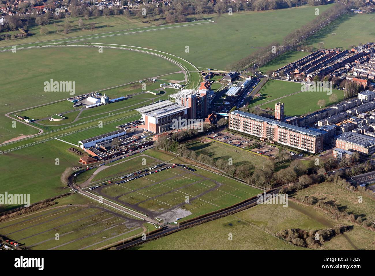 Luftaufnahme der Residenz, einem Apartmentgebäude, das aus der ehemaligen Schokoladenfabrik von Terry in der Nähe der Pferderennbahn von York entstand Stockfoto