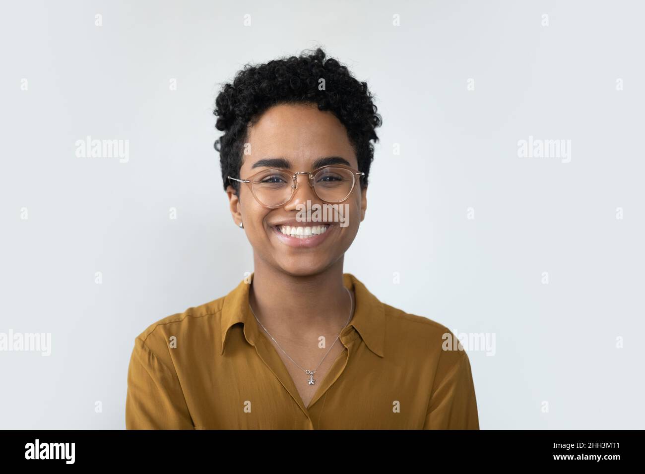 Happy Millennial Afro American Business Frau posiert isoliert auf weiß Stockfoto