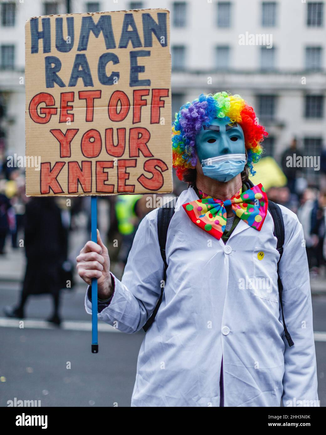 Ein Protestler hält ein Schild vor der Downing Street zur Unterstützung der NHS-Mitarbeiter gegen die obligatorische Impfung hoch. Stockfoto