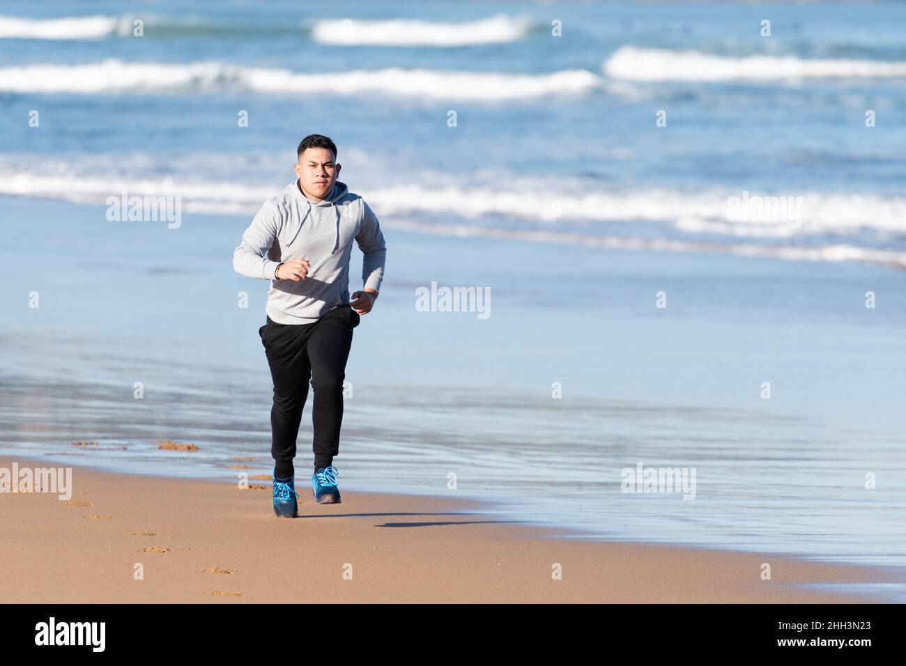 Motiviertes und fokussiertes Training junger lateinsportler am Meer Stockfoto