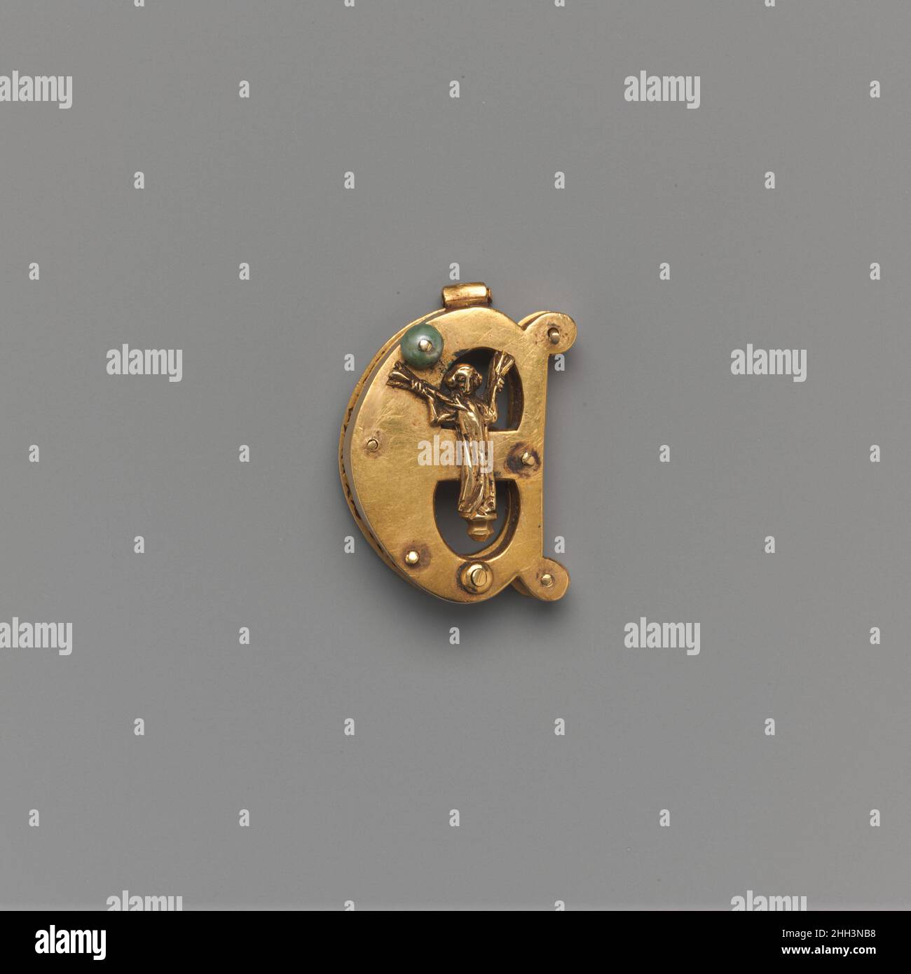 Amatory Brooch ca. 1340–60 Deutsch in Funktion, Dekoration und Inschrift vermittelt dieses intime Schmuckstück das ritterische Ideal der Liebe. Die Brosche, die in Form des Buchstaben E hergestellt wurde, hat einen aufklappbaren Deckel, der es erlaubte, als Medaillon zu funktionieren. Auf dem Cover ist die Figur eines Mannes zu sehen, der Pfeile auf sein Herz hält, während die Inschrift im Inneren (im sächsischen Dialekt?) Liest: • V/REWELININ • VRME DEI + HRZE • LEVE• /NSTE • MOIS IC IN • /•SIN (schöne Dame, möge ich immer nahe an deinem Herzen bleiben.) Amatory Brosche 469903 Stockfoto