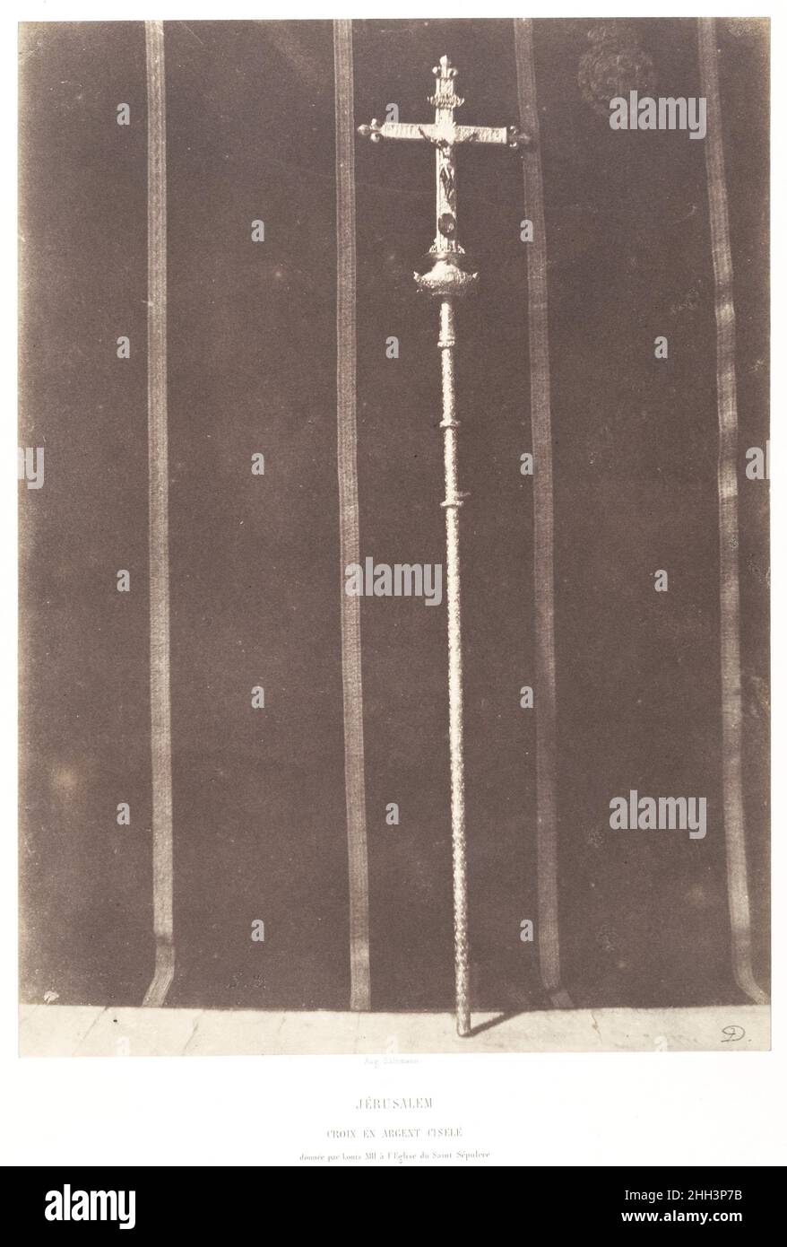 Jérusalem, croix en argent ciselé, donnée par Louis XIII à l'Eglise du Saint Sépulcre 1854 Auguste Salzmann der Franzose Salzmann verehrt dieses Prozessionskreuz aus eingraviertem Silber, das der König von Frankreich, Ludwig XIII., 1625 der Kirchenschatzkammer schenkte. Das Kreuz wird vor einem samtigen Hintergrund mit einem königlichen Siegel oben rechts platziert und von kontrastierenden Streifen eingerahmt. Salzmann wollte die detailreiche Verarbeitung des Kreuzes verstehen: „die fotografische Reproduktion dieses bemerkenswerten Metallwerks, obwohl es bei ungünstigen Lichtverhältnissen ausgeführt wurde, ist jedoch besser als die meisten Meilen Stockfoto