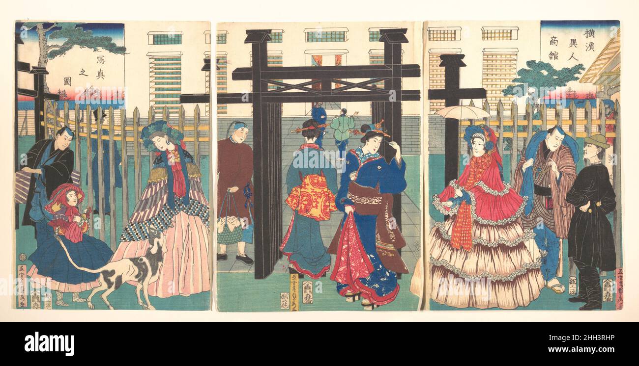 Ausländische Geschäftsgründung in Yokohama 1861 Utagawa (Gountei) Sadahide Japanisch Eine Gruppe von Ausländern und Japanern versammeln sich am Tor eines ausländischen Geschäfts. Die japanischen Frauen tragen aufwendige Kimonos mit dekorativem obi, während die ausländischen Frauen fantastisch verzierte Kleider haben. Dies ist eine phantasievolle Umgebung mit einer unwahrscheinlichen Gegenüberstellung von Figuren, da man nie erwarten würde, solch elegant gekleidete Menschen gemütlich zwischen ausländischen Handelshäusern flanieren zu sehen. Ausländische Geschäftseinrichtung in Yokohama. Utagawa (Gountei) Sadahide (Japanisch, 1807–1878/79). Japan. 1861. Triptychon aus Holzblock Stockfoto