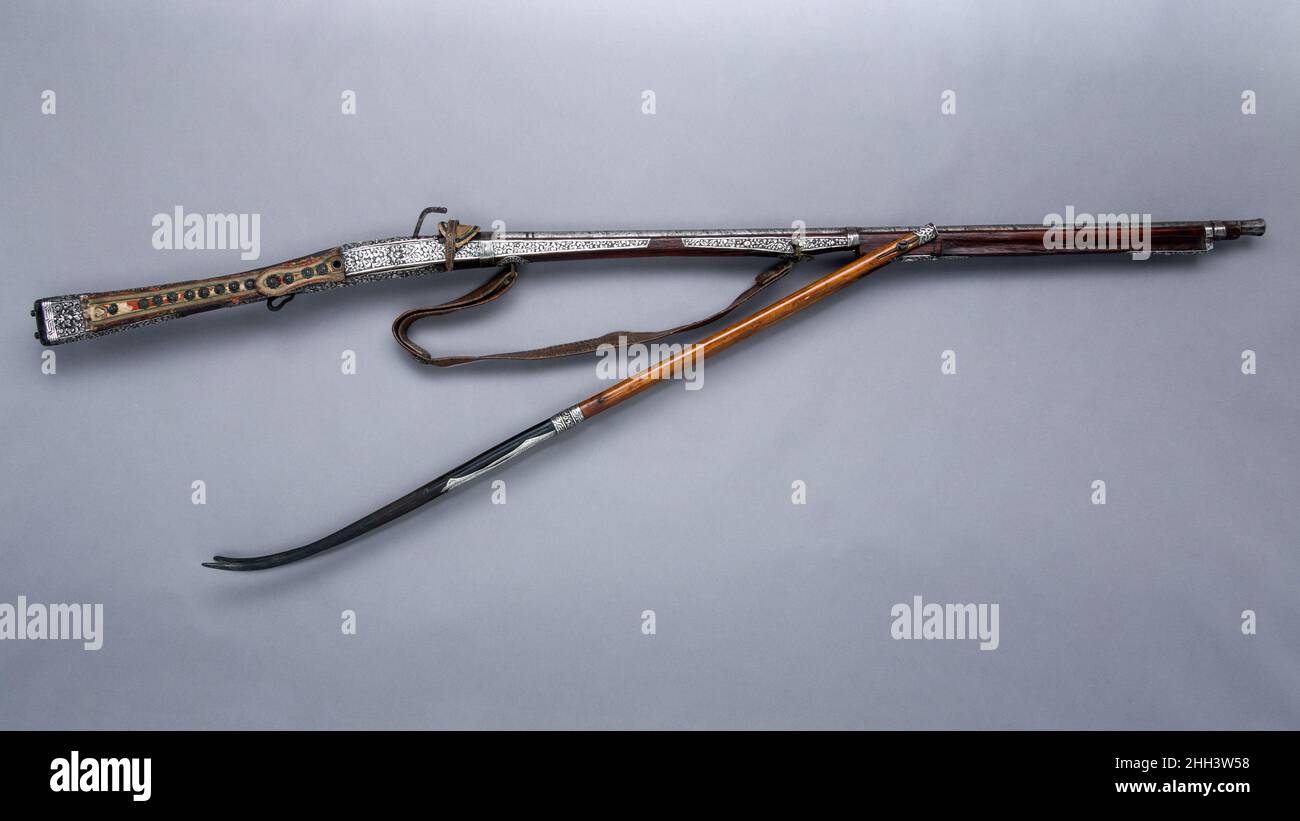 Matchlock Musket (Me mda') Barrel, wahrscheinlich 18th–19th Jahrhundert; Lager und andere Beschläge, wahrscheinlich Mitte 19th–Anfang 20th Jahrhundert Tibetische Matchlock-Muskets wurden erstmals im 16th oder 17th Jahrhundert nach Tibet eingeführt, wahrscheinlich über China und Indien oder über andere Handelswege oder diplomatische Kontakte. Obwohl in Tibet Ende des 19th. Jahrhunderts technologisch fortschrittlichere Formen von Schusswaffen bekannt waren, wurden Streichholzschlösser bis ins 20th. Jahrhundert regelmäßig eingesetzt. Die meisten tibetischen Streichhölster sind einfache, funktionelle Jagdwaffen mit wenig oder gar keinem Ornament (siehe 36.25.2173 und 36.25.2174). Der Stockfoto