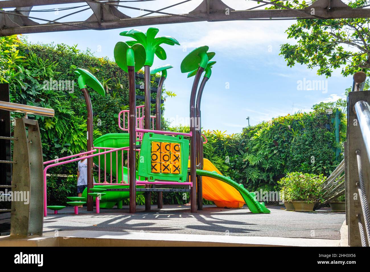 Kinderspielplatz im Bezirk rund um den Zuckerhut. Der berühmte Ort ist eine wichtige Touristenattraktion Stockfoto