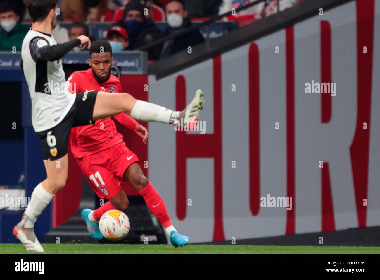 Madrid, Spanien; 22.01.2022.- Atletico de Madrid vs Valencia siccer to La Liga Spain Match 22 im Wanda Metropolitano Stadion in Madrid. Atletico de Madrid Lemar. Valencia-Spieler Hugo Guillamon (L) Endstand Atletico-Gewinner 3-2 Foto: Juan Carlos Rojas Stockfoto