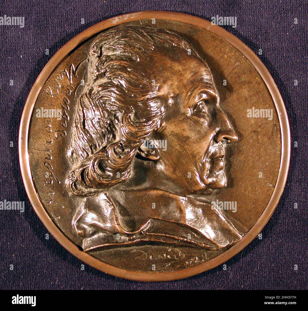 Baptiste-Henri Grégoire, L'Abbé Grégoire (1750–1831), zwischen 1844 und 1856 gegossen Medaillengewinnerin: Pierre Jean David d'Angers Französisch Pierre-Jean David d’Angers war der produktivste und einer der bedeutendsten französischen Bildhauer der ersten Hälfte des 19. Jahrhunderts. Während seiner fast fünfzigjährigen Karriere (1819–1856) blieb David seiner Überzeugung treu, dass skulpturale Denkmäler, die den Leistungen großer Männer und Frauen gewidmet sind, die Größe eines Volkes am dauerhaftesten und lebhaftesten zum Ausdruck bringen. Er suchte kontinuierlich Aufträge für Denkmäler mit historischen und zeitgenössischen Figuren Stockfoto