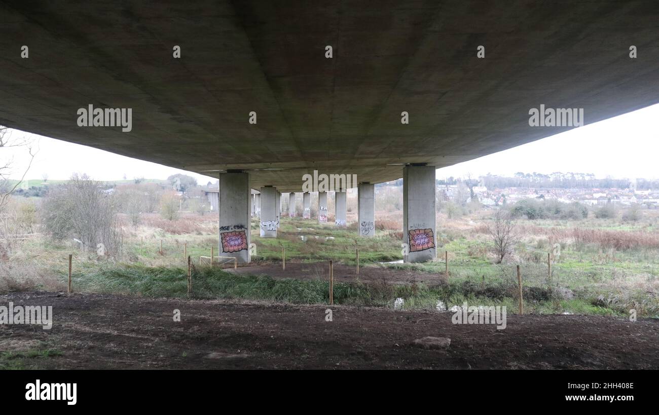 Unterhalb der Autobahn Stockfoto