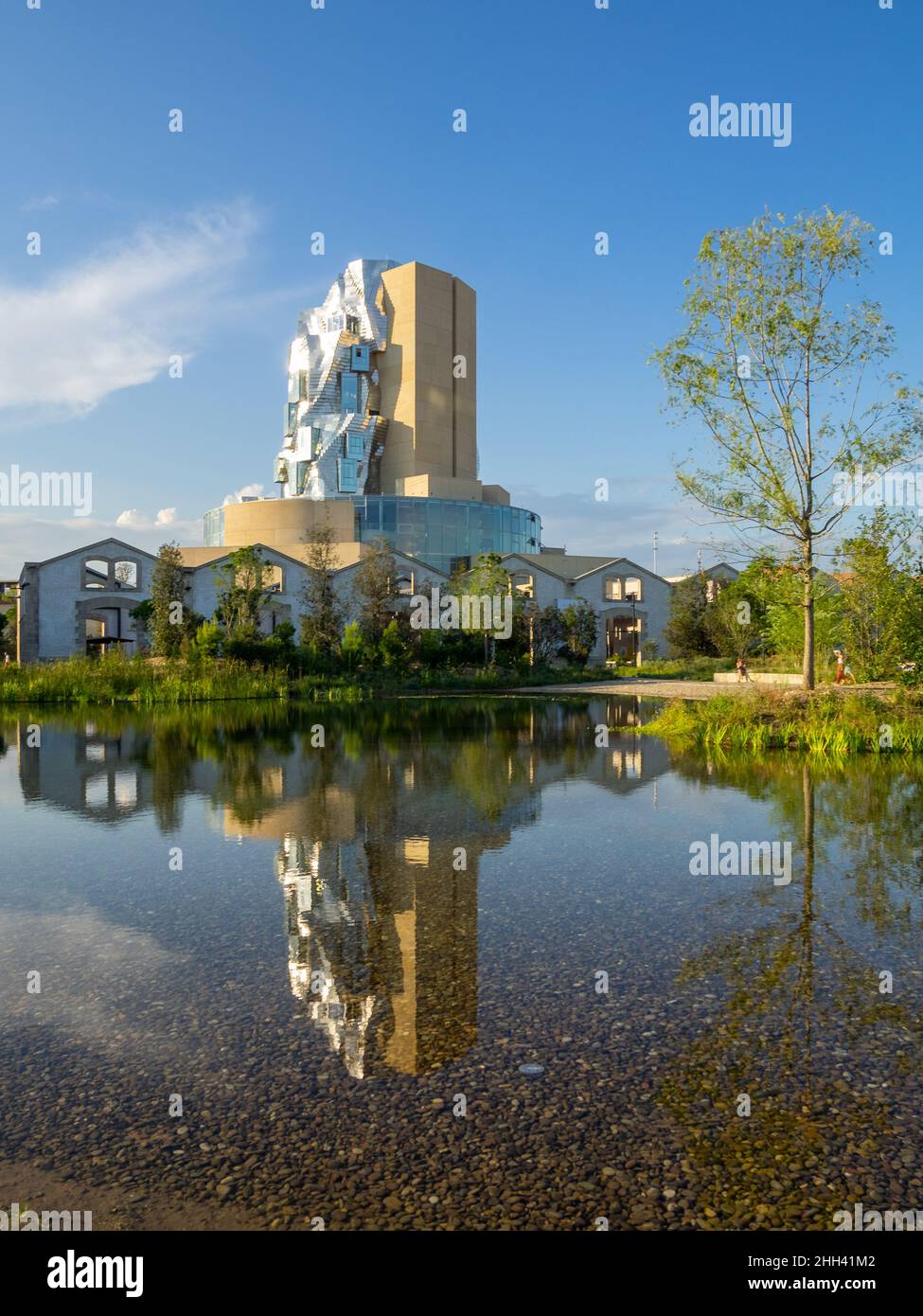 Der Turm von Luma Arles spiegelt sich im Wasser des Sees wider Stockfoto