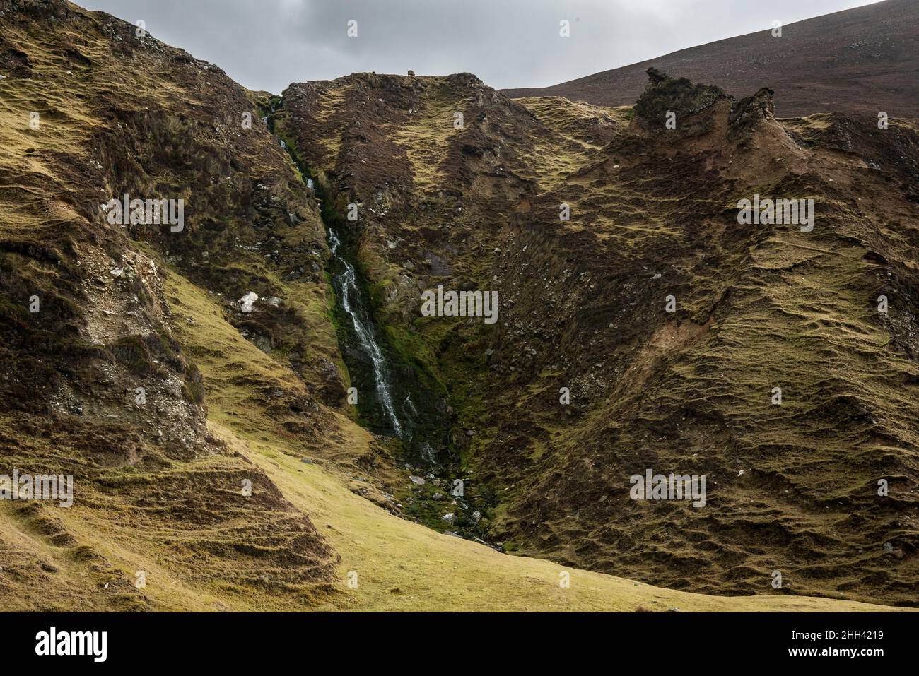 Wasserfälle der grünen Minaun Klippen an der Küste von Trawmore Sand auf Achill Island Stockfoto
