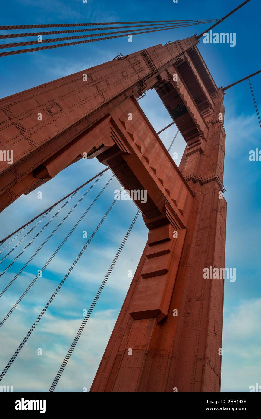 Low-Angle-Ansicht des südlichen Turms der Golden Gate Hängebrücke, San Francisco, Kalifornien, USA Stockfoto
