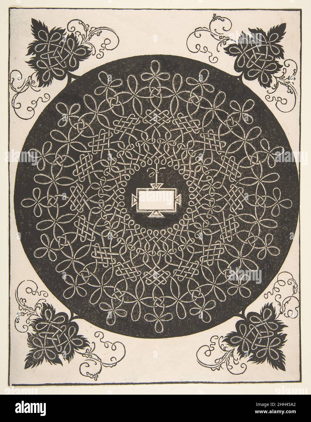 Stickmuster mit Oblong-Panel in der Mitte 1521 vor Albrecht Dürer Deutsches Stickmuster aus sogenannter Knotenarbeit. Das Hauptmuster hat eine kreisförmige Form und ist in Weiß auf dunklem Grund dargestellt. Die verknoteten Seile oder Gurte bilden drei Ebenen um das zentrale Motiv, das eine längliche, unbedruckte Platte ist. An allen vier Ecken wurde ein weiteres, blattförmiges Ornament hinzugefügt, das aus dem Kreis herausragt. Die Blätter sind mit mehr Knotenarbeit in Weiß auf dem dunklen Boden gefüllt, während wirbelnde Riemen in Schwarz sie umgeben. Stickmuster mit einem Oblong-Panel in seinem C Stockfoto