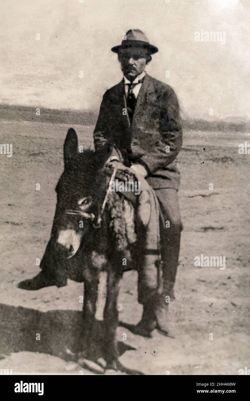 Russland Aserbaidschan - UM 1910 -1920s: Historisches Vintage Carte de Viste Edwardianisches Foto des Geschäftsmannes, der auf einem Esel reitet Stockfoto