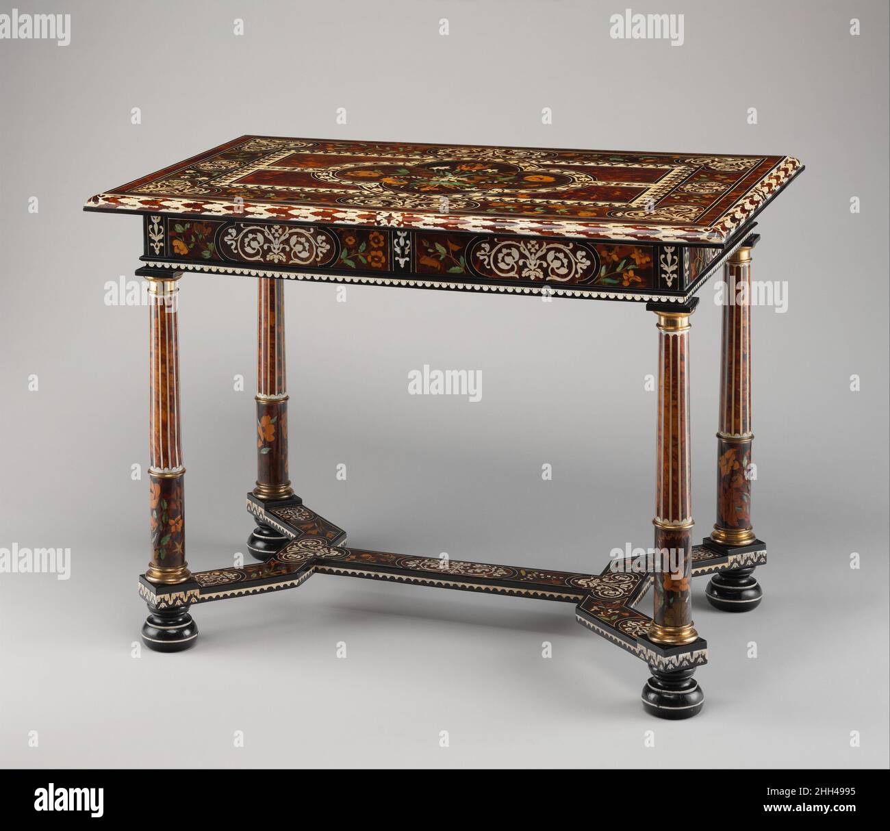 Tabelle ca. 1660 Diese außergewöhnliche Tafel wurde Pierre Gole zugeschrieben, als sie 1977 von Mentmore Towers, Buckinghamshire, verkauft wurde, und wurde wie Leonardo van der Vinne beschrieben. Van der Vinne, ein talentierter Künstler flämischer oder niederländischer Herkunft, fertigte in der zweiten Hälfte des 17. Jahrhunderts am Medici-Hof in Florenz Möbel mit Intarsien.[1] Mitte 1980s Die Tabelle wurde jedoch Pierre Gole zugeschrieben,[2] basierend auf dokumentarischen Beweisen und nach dem Vergleich mit einigen wenigen erhaltenen Stücken, die von derselben Hand gehalten wurden.Gole, der in Bergen, in der Nähe von Alkmaar, Niederlande, geboren wurde, w Stockfoto