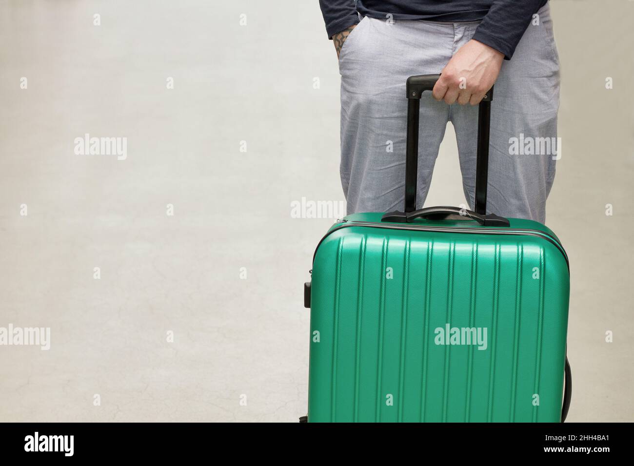 Abschiebung eines ausländischen Staatsbürgers. Freiwillige Abreise und obligatorische Absendung. Einwanderung und Auswanderung.Touristen abschieben.Selektiver Fokus.Draufsicht.Mock U Stockfoto