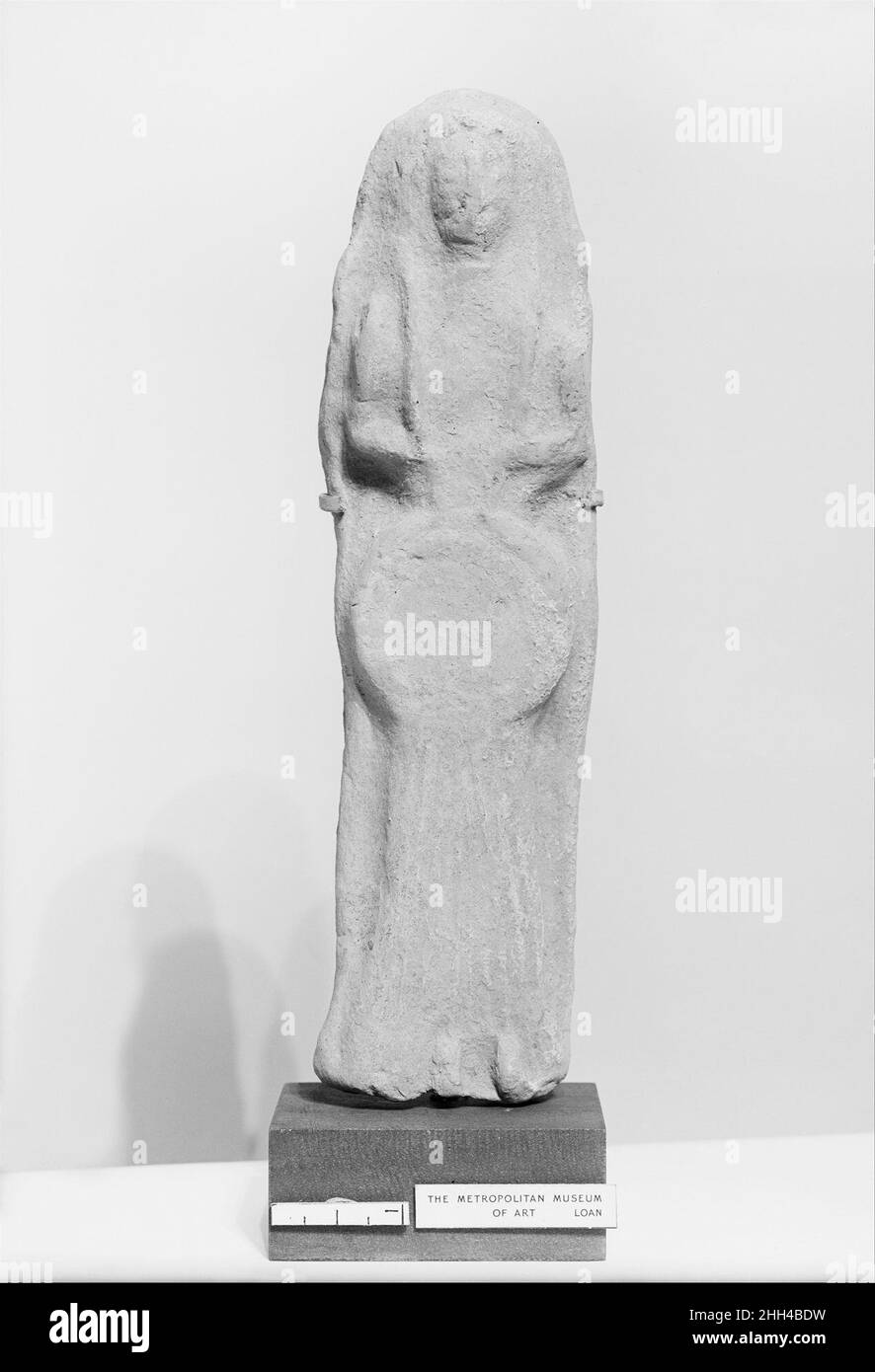 Terrakotta-Tafel mit einer weiblichen Figur, die ein Tympanon im 7th. Jahrhundert v. Chr. hielt. Griechisch, kretisch, ausgegraben in Praisos, auf Kreta. Terrakotta-Plakette mit einer weiblichen Figur, die ein Tympanon 254747 hält Stockfoto