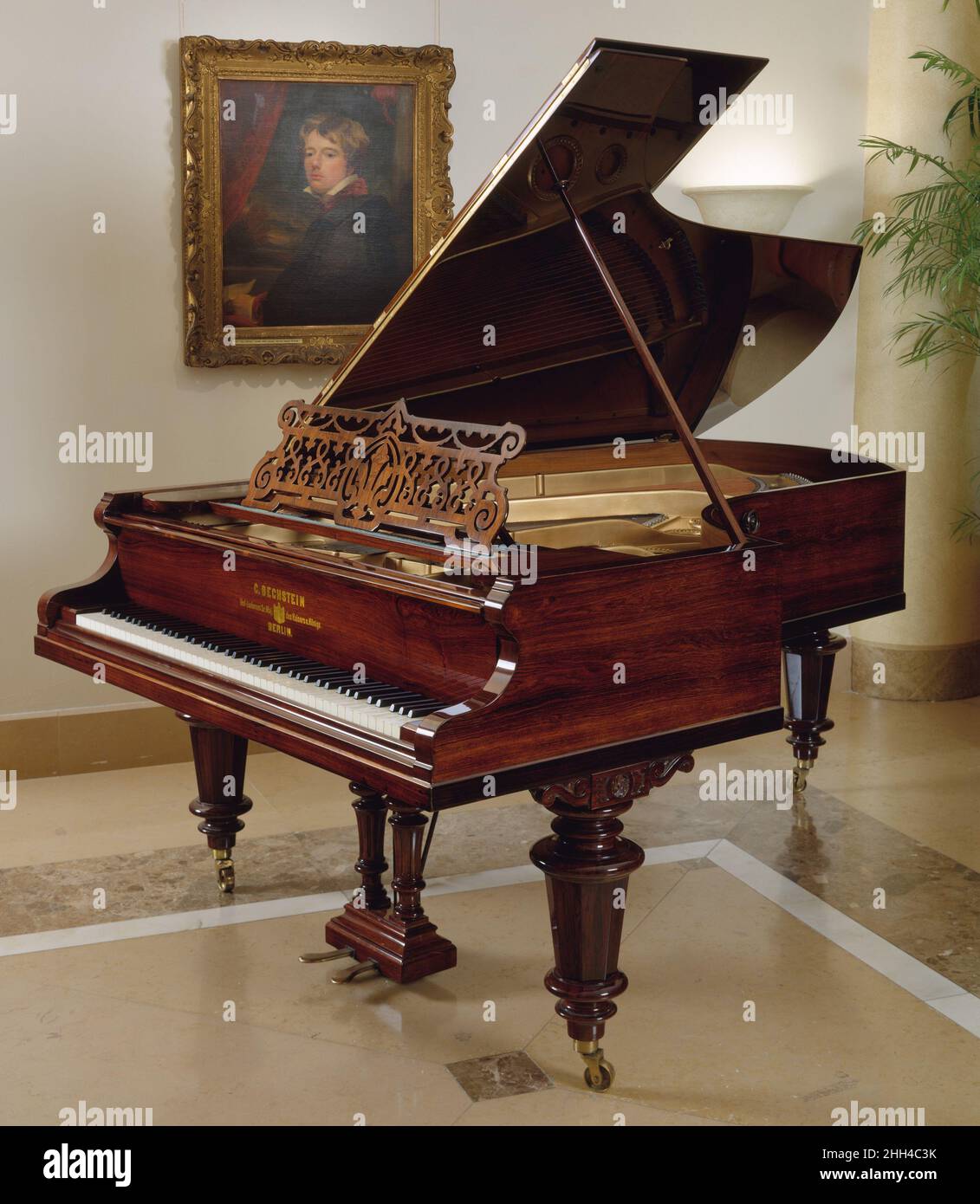 Grand Piano ca. 1893 Carl Bechstein Deutscher Carl Bechstein gründete 1853 seine berühmte Klavierkompany in Berlin. Seine Instrumente wurden von Franz-Franz-Franz-Franz-Franz-Franz-von-Bülow unterstützt, was die Firma dazu veranlasste, Klaviere für viele der wichtigsten Konzertsäle der Welt zu liefern. Bechsteins Instrumente wurden zu Favoriten von Spielern, darunter Amateurmusiker, und ab 1881 lieferte Bechstein Klaviere an Königin Victoria und ihre Residenzen in Großbritannien. Bald stellte Bechstein auch Instrumente für königliche Haushalte in Russland, Spanien, Belgien, Norwegen und anderen Orten bereit. Die Firma Bechstein, mit Stockfoto