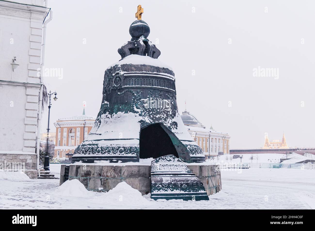 Die Zar Bell Zar-kolokol, Tsarsky Kolokol oder Royal Bell , im Inneren des Moskauer Kreml an einem sonnigen Wintertag, Russland Stockfoto