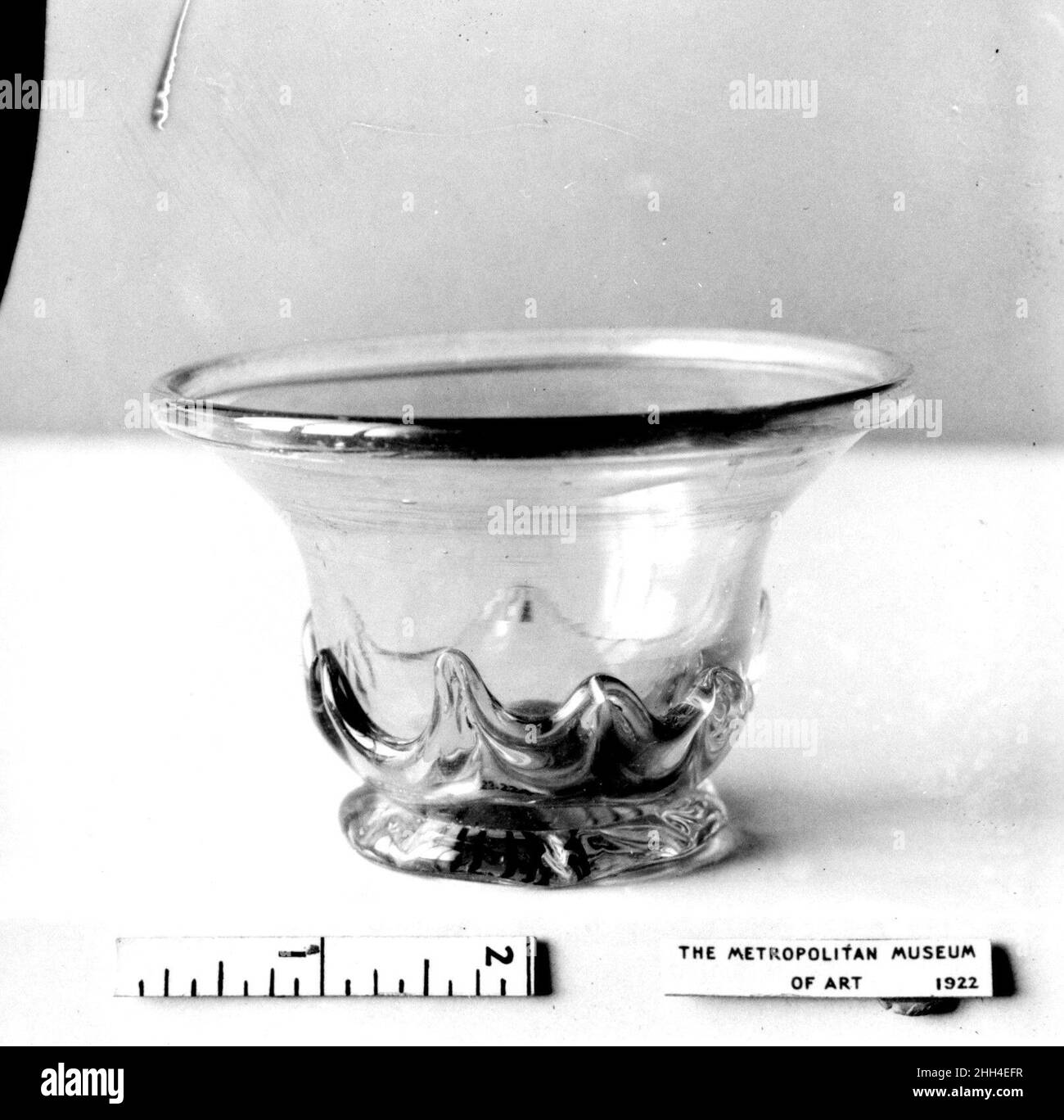 Bowl 1830–50 Amerikanisch. Schüssel. Amerikanisch. 1830–50. Geblasenes Glas mit aufgetragenen Verzierungen. Hergestellt in den Vereinigten Staaten Stockfoto