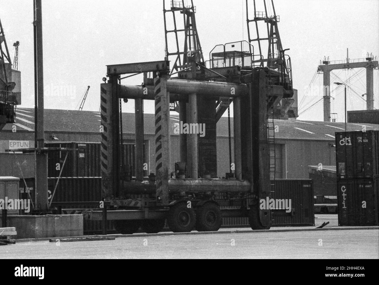 Containertransporter an den Tilbury Docks, Port of London, Mai 1977 Stockfoto