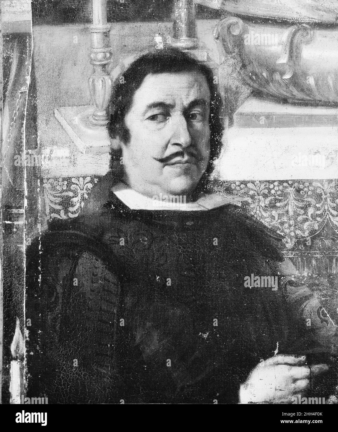 Portrait of a man Spanischer (andalusischer) Maler Spanisch Dieses Portrait wurde aus einem größeren religiösen Subjekt geschnitten, um zu versuchen, ein unabhängiges Porträt zu schaffen; als es in die Met kam, waren die umgebenden Elemente, einschließlich Altarbild und Kerzenleuchter, die es sichtbar mit dieser ursprünglichen Komposition verknüpfen, ausgemalt worden. Der Sitter, der vermutlich für das größere Gemälde bezahlt hat, und der Künstler sind nicht identifiziert; jedoch waren die Tonalität und lose, trockene Malstriche in der zweiten Hälfte des siebzehnten Jahrhunderts in Madrid in Mode. Porträt eines Mannes 437728 Stockfoto