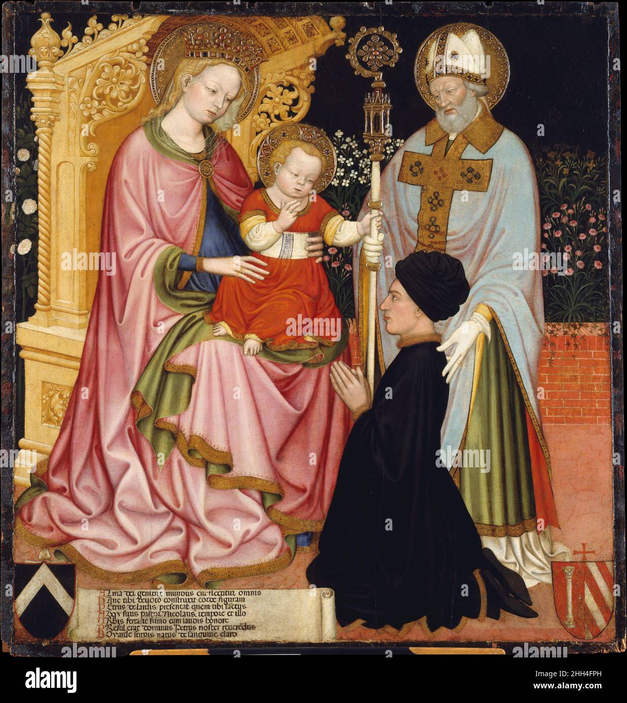 Madonna mit Kind und dem Spender Pietro de' Lardi, präsentiert vom Heiligen Nikolaus ca. 1420–30 Master G.Z. (Möglicherweise Michele dai Carri, Italiener, Ferrara, aktiv von 1405–gestorben 1441 Ferrara) Italienisch die Figuren dieses imposanten Meisterwerks haben eine fast skulpturale Beschreibung, die sich aus der Studie des Künstlers über das Werk des Bildhauers Jacopo della Quercia ergibt. Der Himmel, der jetzt fast schwarz erscheint, wäre ursprünglich heller gewesen. Pietro de' Lardi, der diese wichtige Arbeit in Auftrag gab, wurde 1452 stellvertretender General des Herzogs von Ferrara, Borso d'Este. Nach der langen Inschrift ist es w Stockfoto