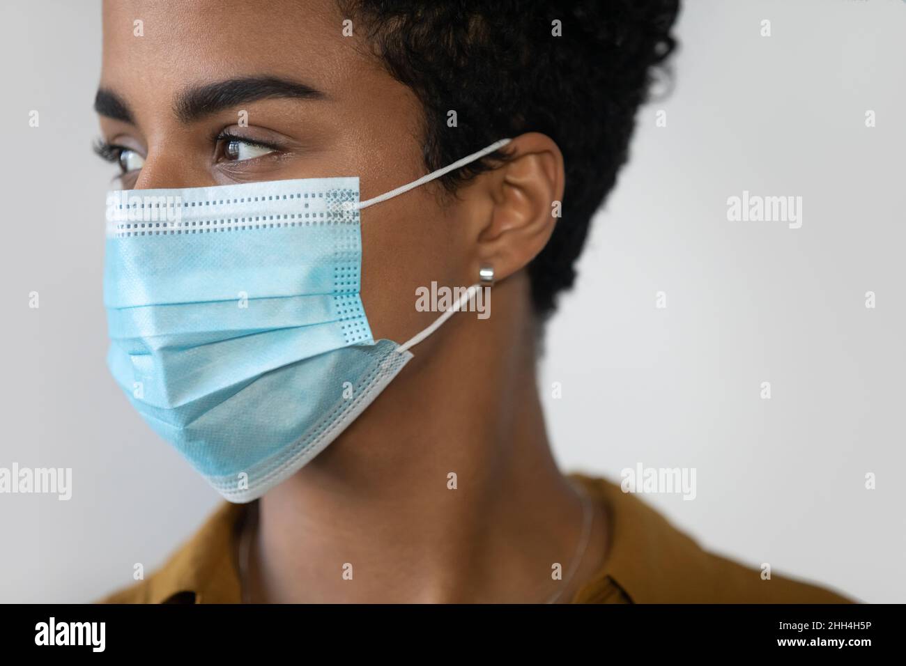 Schöne junge afroamerikanische Frau trägt Gesicht medizinische Maske Stockfoto