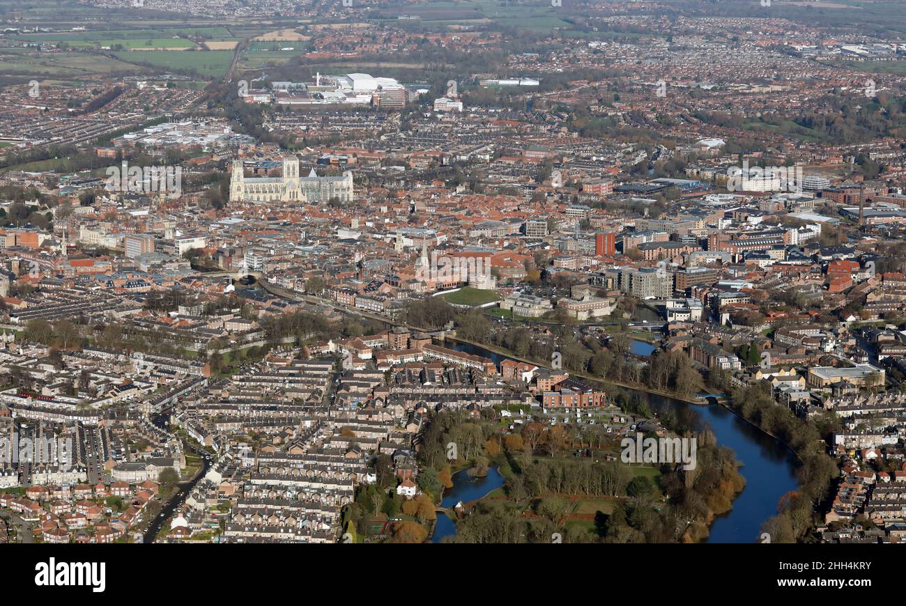 Luftaufnahme der Skyline des Stadtzentrums von York aus dem Süden in der Nähe des Rowntree Park; mit dem Schloss und dem York Minster prominent Stockfoto