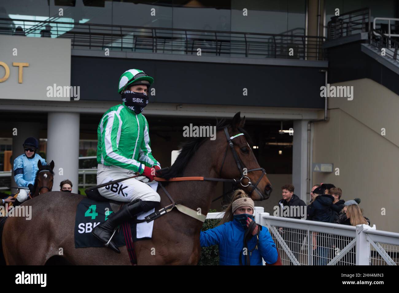 Ascot, Bergen, Großbritannien. 23rd. Januar 2022. Unter der Leitung von Jockey Tom Bellamy geht es auf die Strecke, um beim SBK Betting Podcast Juvenile Hurdle Race (Klasse 3) (Qualifier der Novices Championship Hurdle Series) (GBB Race) zu Rennen. Besitzer Magee Bickerton Monaghan Farrell & King. Trainer Alan King, Barbury Castle. Züchter. Wäscherei Cottage Stud Farm. Sponsor Hare Group Ltd. Credit: Maureen McLean/Alamy Stockfoto