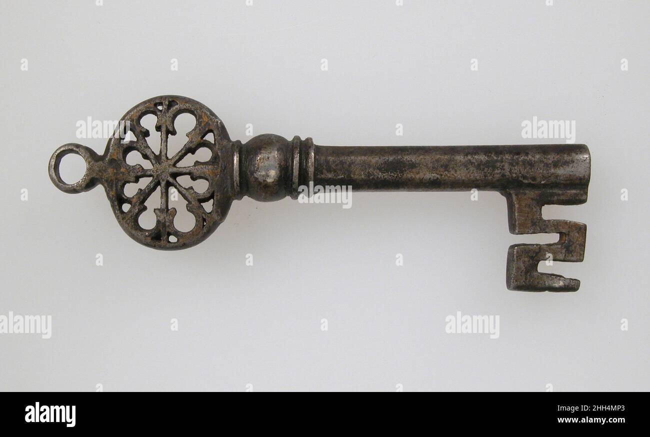 Schlüssel 15th Jahrhundert Deutsch die Dekoration gotischer Eisenschlösser und Schlüssel war oft aufwendig und von höchster Verarbeitungsqualität. Die Motive wurden häufig aus der gotischen Architektur gezogen und reproduzieren im Miniaturmaßstab komplizierte Tracieriemuster und sogar kleine Statuetten. Eine Reihe dieser winzigen Schlösser waren zusammengeschlüssel, einige der Mechanismen waren nicht sichtbar und erforderten zwei oder sogar drei Schlüssel, die nacheinander verwendet wurden, um sie zu öffnen. Es wurde vermutet, dass die stark erweiterte Verwendung von Türschlössern oder Sargträten und anderen Arten von Lagerkisten eine Folge der zunehmenden Urbanisierung war Stockfoto