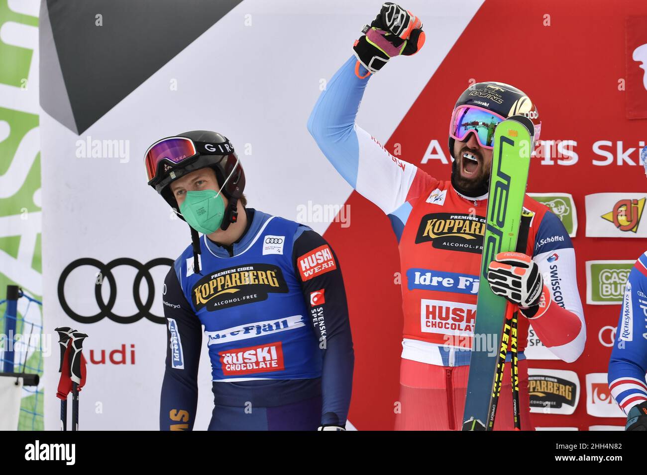 Ryan Regez (R) aus der Schweiz feiert den Sieg vor dem zweiten Platz David Mobaerg (L) aus Schweden nach dem großen Finale der Männer des FIS Freestyle Ski Cross World Cup am 23. Januar 2022 in Idre, Schweden. Foto: Anders Wiklund / TT / Code 10040 Stockfoto