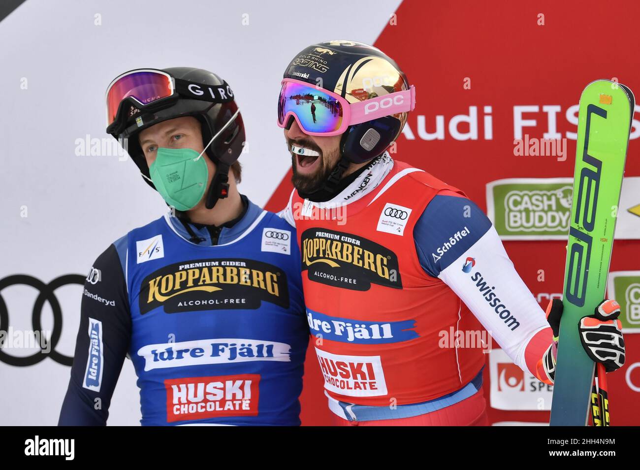 Ryan Regez (R) aus der Schweiz feiert den Sieg vor dem zweiten Platz David Mobaerg (L) aus Schweden nach dem großen Finale der Männer des FIS Freestyle Ski Cross World Cup am 23. Januar 2022 in Idre, Schweden. Foto: Anders Wiklund / TT / Code 10040 Stockfoto