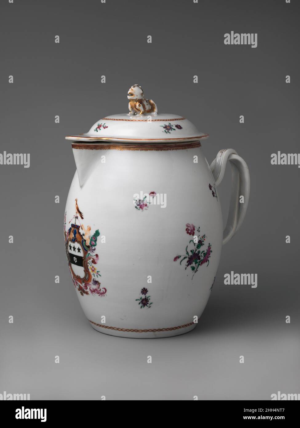 Covered Pitcher 1785–90 Chinesisch, für den amerikanischen Markt Dieses Objekt gehört zu einem großen Dinner-Service (10.149.1–.248) mit dem Wappen der Familie Townley. Der Dienst, der wahrscheinlich von Justice Samuel Chase (1741–1811) aus Annapolis, Maryland, in Auftrag gegeben wurde, zeigt die emaillierten Arme von Margaret Townley, Chases Tante. Abgedeckter Pitcher. Chinesisch, für den amerikanischen Markt. 1785–90. Porzellan. Hergestellt in China Stockfoto