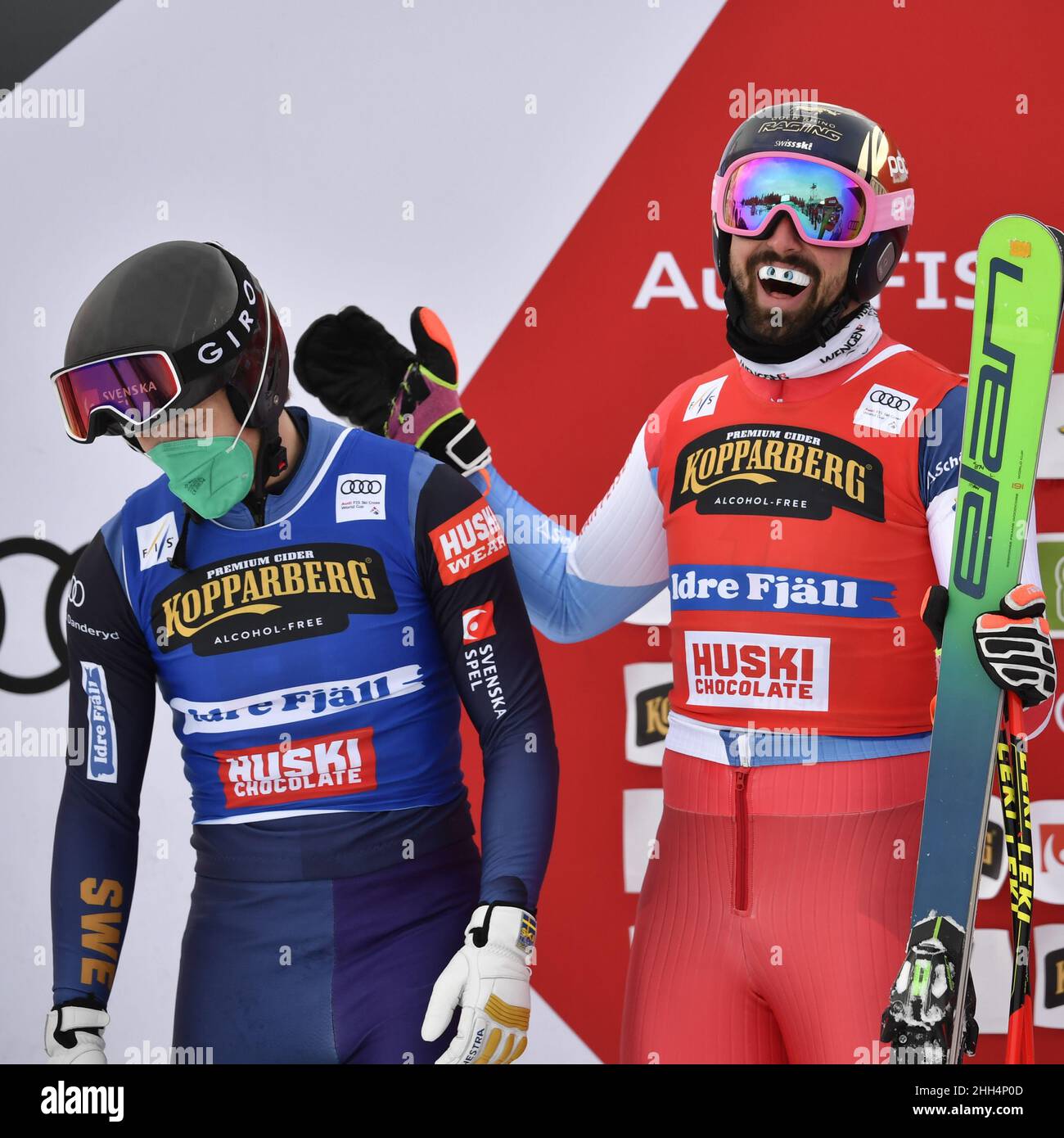 Ryan Regez (R) aus der Schweiz feiert den Sieg vor dem zweiten Platz David Mobaerg (L) aus Schweden nach dem großen Finale der Männer des FIS Freestyle Ski Cross World Cup am 23. Januar 2022 in Idre, Schweden. Foto: Anders Wiklund / TT / Code 10040 Stockfoto