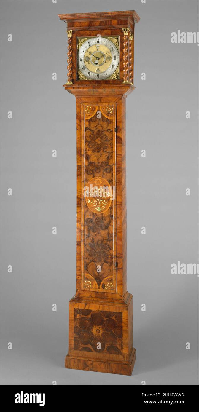 Langkoffer-Uhr mit kalendarischen, lunaren und Gezeitenangaben, auch bekannt als Graves Tompion Ca. 1677–80 Uhrmacher: Thomas Tompion Tompion kombinierte die technischen Fortschritte der englischen Uhrmacher mit seiner eigenen hervorragenden Verarbeitung und seinen ausgeklügelten Designs zu Zeitmessern, die in der zweiten Hälfte des 17. Jahrhunderts maßgeblich zum Ruhm der englischen Uhrenmanufaktur beigetragen haben. Dieses Beispiel wurde als eine der frühesten erhaltenen Longcase-Uhren von Tompion angefertigt, bevor er nach 1685 mit der systematischen Nummerierung seiner Werke begann. Das Wahlrad zeigt Stunden und Minuten an, unterteilt in eine Ganzzahl von zehn Sekunden Stockfoto