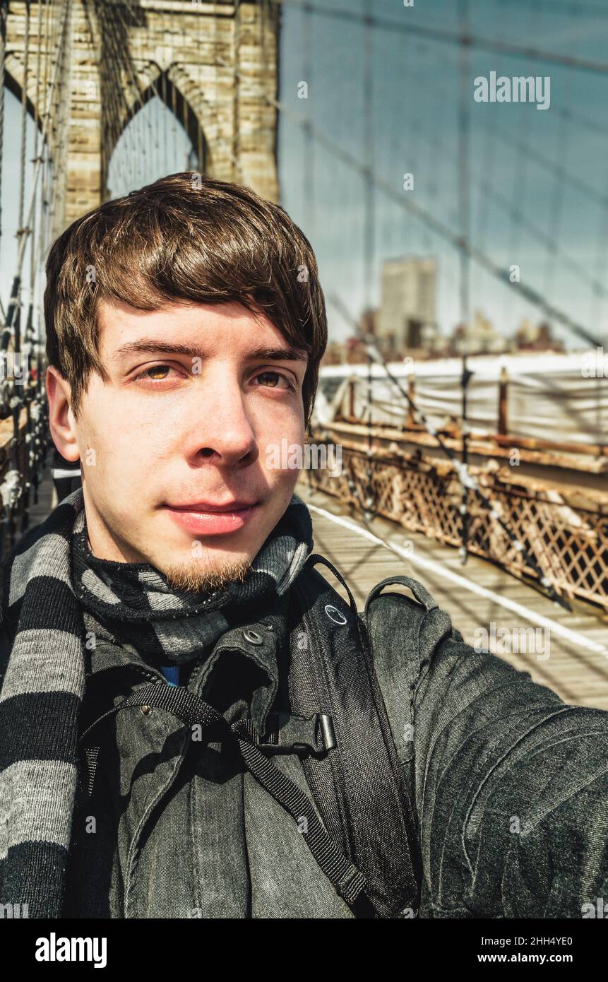 Oefening cent Bakkerij Junger erwachsener Mann mit braunen Haaren und Bart, der ein Selfie macht,  die Kamera anschaut und auf der brooklyn Bridge in New york nyc, usa, steht  Stockfotografie - Alamy
