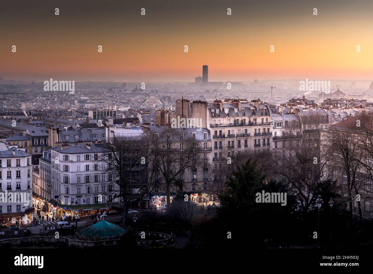 Paris, Frankreich - 14. Januar 2022: Panoramablick auf Paris vom Montmartre-Hügel mit Montparnasse-Turm im Hintergrund in Paris Stockfoto Paris, Frankreich - 14. Januar 2022: Panoramablick auf Paris vom Montmartre-Hügel mit Montparnasse-Turm im Hintergrund in Paris Stockfoto