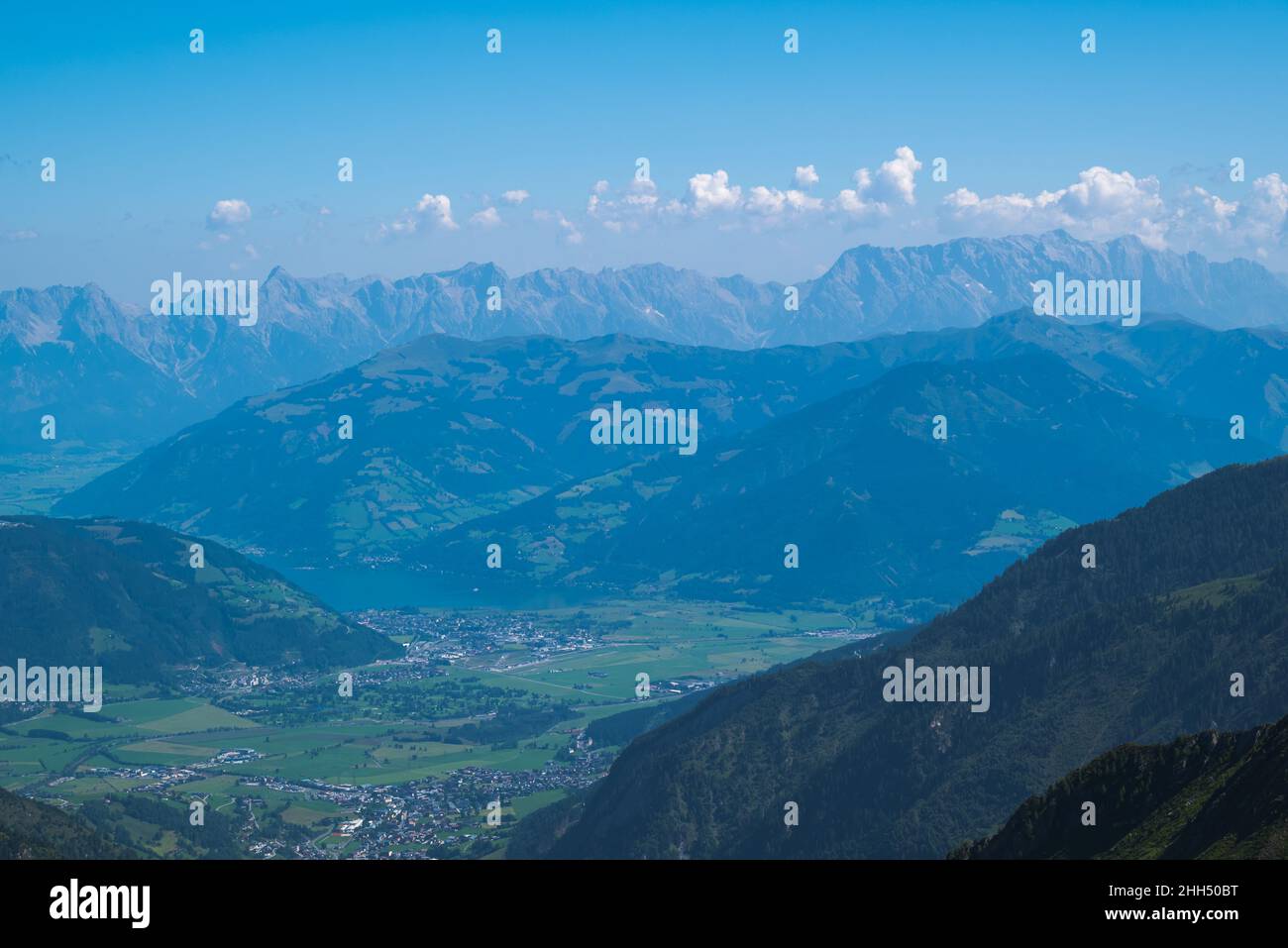 Blick über den Zeller See mit den berchtesgarden alpen im Hintergrund, Bild aus Zell am se Austria. Stockfoto