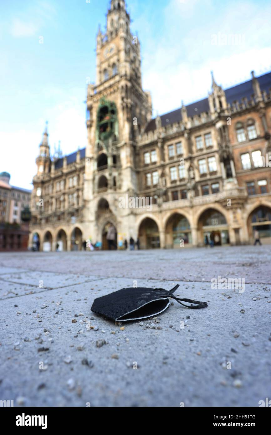 München, Deutschland. 23rd Januar 2022. Am Marienplatz liegt ein Mund-Nase-Schutz auf dem Boden. Quelle: Karl-Josef Hildenbrand/dpa/Alamy Live News Stockfoto