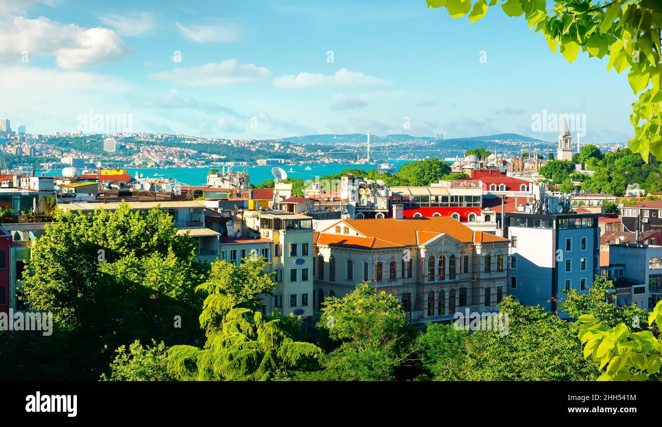 Blick auf den Bosporus in Istanbul an einem Sommertag Stockfoto