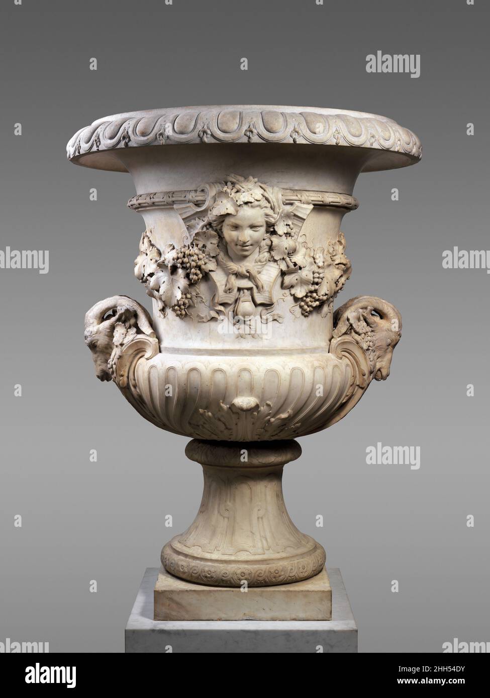 Autumn (eins von einem Paar) 1742–45 Jean-Baptiste Pigalle Französisch Diese Vase, zusammen mit ihrem Partner von Jean-Baptiste Pigalle, war Teil eines Viererteils, der vom Architekten Ange-Jacques Gabriel für das königliche Château de Choisy entworfen wurde. Keine der Vasen wurde jedoch jemals nach Choisy geschickt. Das Paar des Museums wurde von Ludwig XV. An den marquis de Marigny, den Bruder des Marquise de Pompadour, gegeben, der sie in seine eigene château in Ménars brachte, wo sie bis Anfang dieses Jahrhunderts blieben. Das andere Paar, das mit den Attributen des Frühlings verziert ist, wurde von Jacques Verbeckt hergestellt und ist zwischen dem Musé aufgeteilt Stockfoto