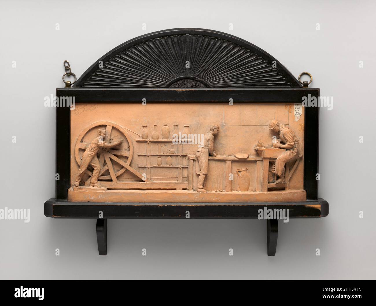 Tafel mit einer Töpferwerkstatt ca. 1882 R. W. Martin und Brothers British entschlossen sich, dass Töpfergefäße als wahre Kunstwerke angesehen werden sollten, und avantgardistische Keramiker in Frankreich verwandelten in den letzten Jahrzehnten des 19. Jahrhunderts ihr Handwerk in ein intellektuelles und emotionales Unterfangen. Die Pioniere dieser Wiederbelebung waren Jean Carriès, Ernest Chaplet, Théodore Deck und Auguste Delaherche. Diese revolutionären Künstler-Töpfer nahmen handwerkliche Traditionen an und verfolgten verlorene Techniken durch erschöpfende Experimente. Reaktion auf das, was sie als übertriebene und unsachgemäße Verwendung von betrachteten Stockfoto