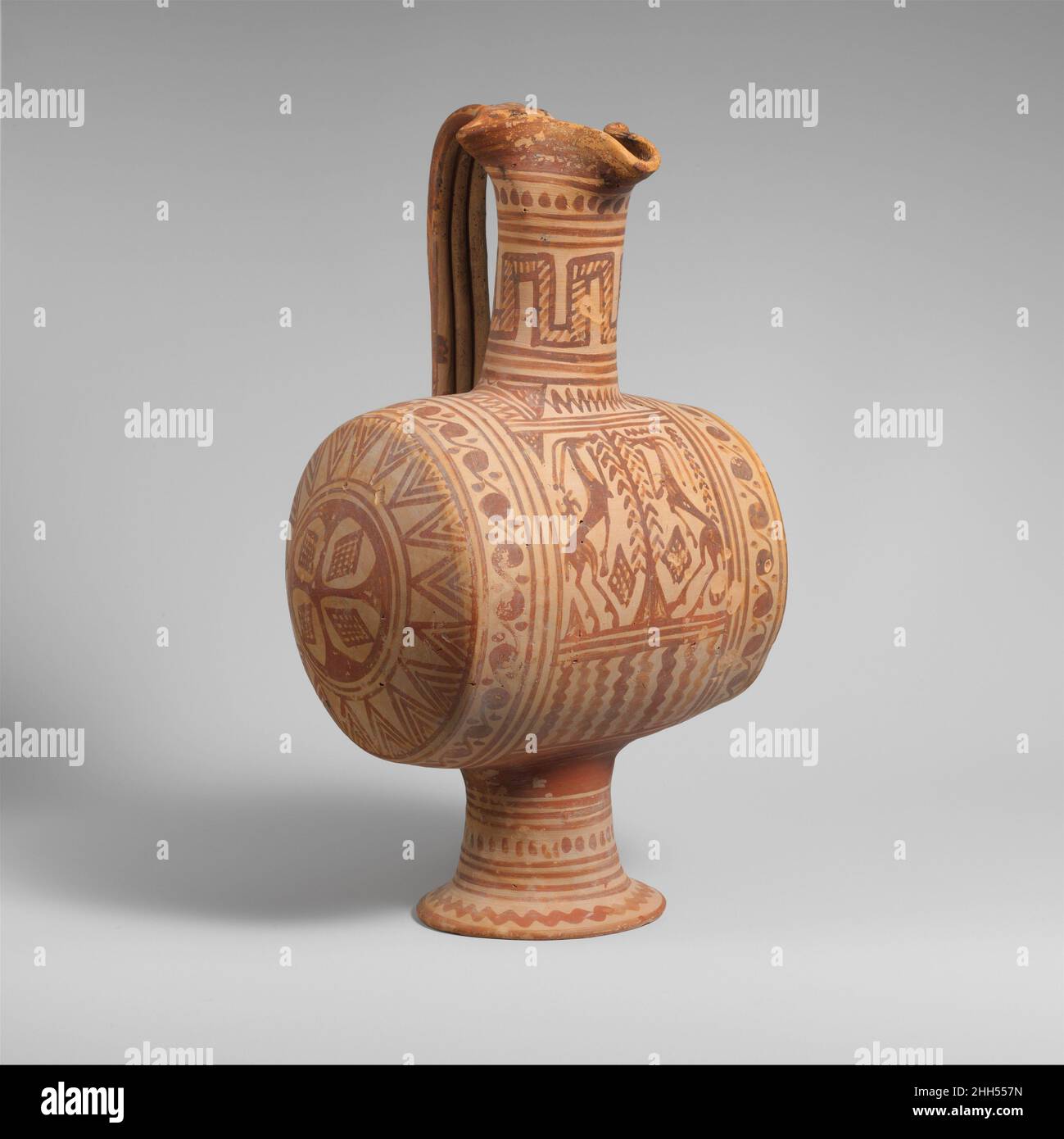 Tonnenförmige Tonnenoinochoe (Krug) aus Terrakotta um 725–700 v. Chr. Etrusker, Italo-geometrisch Diese ungewöhnliche Form findet man oft mit einem anderen markanten Gefäß, einem Vogel-förmigen askos. Einige Gelehrte haben eine Verbindung mit einem Weinritual vorgeschlagen. Solche Vasen, deren gemalte Ornamente stark von griechischer geometrischer Keramik beeinflusst wurden, wurden in Vulci hergestellt. Das ursprünglich nahöstliche Motiv zweier Ziegen, die einen Lebensbaum flankieren, kommt auch auf einem berühmten euböischen geometrischen Krater auf Zypern (74.51.965) vor, der in den frühen griechischen Galerien (dem Belfer Court) zu sehen ist. Tonnenförmige Tonerde (Krug) Stockfoto