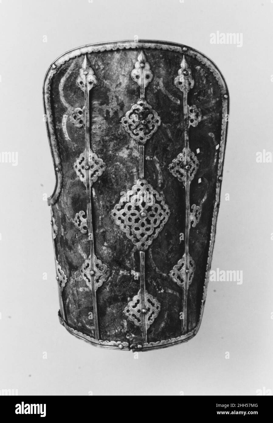 Unterarmwache möglicherweise 15th–16th Jahrhundert Tibetische Lederpanzerung wurde weit verbreitet in Europa und Asien für viele Jahrhunderte verwendet. Trotzdem haben nur eine Handvoll früher Stücke aus beiden Kulturen überlebt. Diese Verteidigung ist Teil einer sehr kleinen Gruppe eng verwandter Rüstungsverteidigungen aus Tibet, die alle für den linken Arm zu sein scheinen. Ungewöhnlich, wie es ist, bietet dieses Stück mehrere enge Punkte des Vergleichs mit anderen Arten von tibetischen Objekten. Die Dekoration auf den Eisenrippen ist ähnlich wie bei einer frühen Gruppe tibetischer Weidenschilde (gem L 2001,55, S. Die durchbohrte Eisenbetechnik Stockfoto