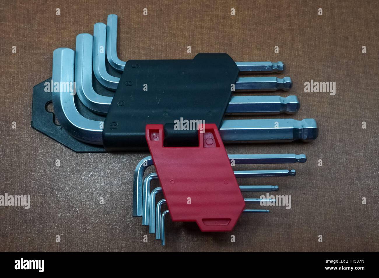 L-förmiger Sechskantschlüsselsatz isoliert auf weißem Hintergrund. Dieser Schlüssel wird in der Regel verwendet, um Schrauben an Fahrrädern zu öffnen oder zu entfernen. Stockfoto